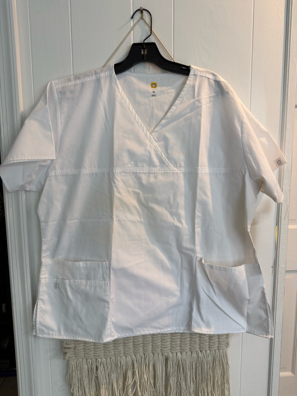 Wonder Wink white scrub top sz xL nwt